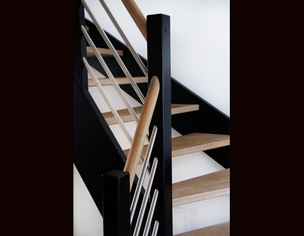 Otwarte schody drewniane z relingami