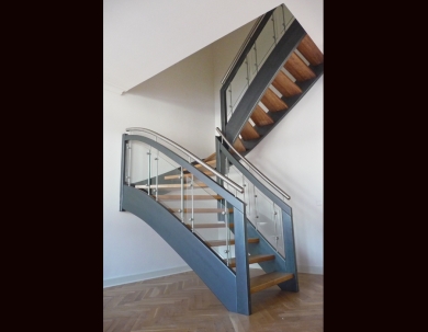 Czarne schody otwarte ze szklaną galerią